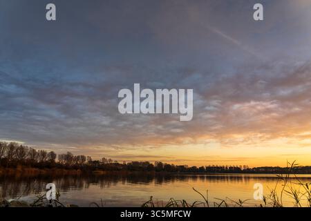 Tramonto Panorama del lago vicino ad Alkmaar, Paesi Bassi - paesaggio storico con cielo soleggiato Foto Stock