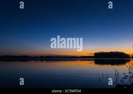 Tramonto Panorama del lago vicino ad Alkmaar, Paesi Bassi - paesaggio storico con cielo soleggiato Foto Stock