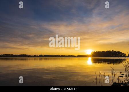 Tramonto Panorama del lago vicino ad Alkmaar, Paesi Bassi - paesaggio storico con cielo soleggiato Foto Stock