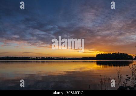 Tramonto Panorama del lago vicino ad Alkmaar, Paesi Bassi - paesaggio storico con cielo soleggiato Foto Stock
