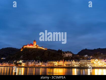 La pittoresca cittadina di Cochem, in Germania, brilla di notte nel cuore della valle della Mosella. Cochem offre una magica miscela di fascino medievale, vigneti Foto Stock