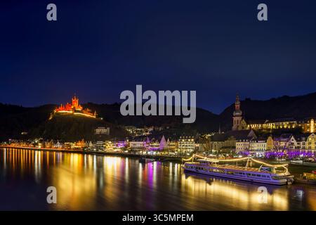 La pittoresca cittadina di Cochem, in Germania, brilla di notte nel cuore della valle della Mosella. Cochem offre una magica miscela di fascino medievale, vigneti Foto Stock