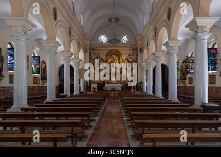 Interno della chiesa Parroquia de Nuestra Señora del Rosario nel centro storico di Fuengirola in Spagna. Foto Stock