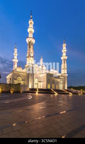 Vista elegante della Moschea AT-Tohir, un moderno monumento architettonico islamico situato a Giacarta, Indonesia Foto Stock