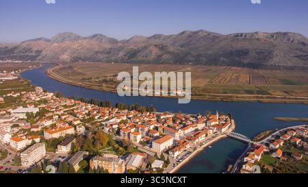 18 novembre 2016, Opuzen, Dubrovnik-Neretva County, Croazia: Veduta aerea della città di Opuzen nella valle di Neretva in Dalmazia, Croazia. (Immagine di credito: © Amazing Aerial via cavo ZUMA) Foto Stock