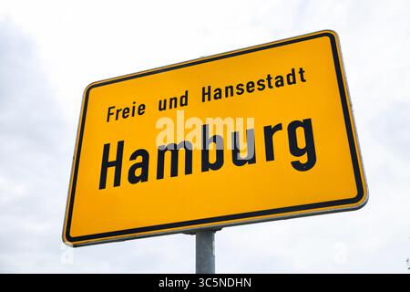 Amburgo, Germania. 30 luglio 2025. Un cartello con il nome "con l'iscrizione "Freie und Hansestadt Hamburg" all'uscita dell'autostrada Amburgo-Harburg. Credito: Christian Charisius/dpa/Alamy Live News Foto Stock