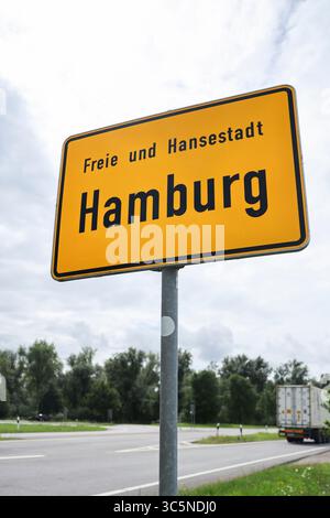 Amburgo, Germania. 30 luglio 2025. Un cartello con il nome "con l'iscrizione "Freie und Hansestadt Hamburg" all'uscita dell'autostrada Amburgo-Harburg. Credito: Christian Charisius/dpa/Alamy Live News Foto Stock