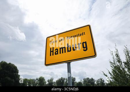 Amburgo, Germania. 30 luglio 2025. Un cartello con il nome "con l'iscrizione "Freie und Hansestadt Hamburg" all'uscita dell'autostrada Amburgo-Harburg. Credito: Christian Charisius/dpa/Alamy Live News Foto Stock