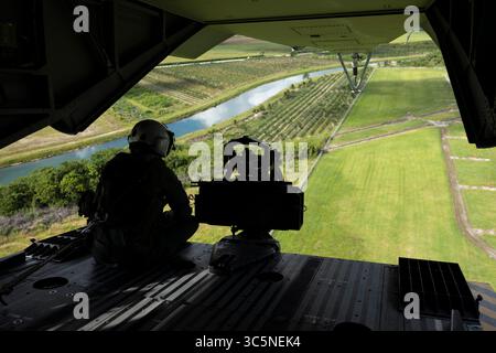 Florida, Stati Uniti. 21 luglio 2025. Fred Miller, membro dello staff del corpo dei Marines degli Stati Uniti, dal Nevada, un CH-53K capo dell'equipaggio King Stallion con Marine Heavy Helicopter Squadron (HMH) 461, si affaccia su un CH-53K vicino alla Naval Air Station Key West, Florida, 21 luglio 2025. I marine con il 2nd Marine Aircraft Wing e il 2nd Distribution Support Battalion si stanno addestrando con elementi dell'esercito statunitense, della marina statunitense e della protezione delle dogane e delle frontiere degli Stati Uniti per perfezionare l'assistenza umanitaria e le capacità di soccorso in caso di calamità, perfezionando al contempo la capacità del CH-53K di supportare le operazioni di trasporto aereo distribuito in un ambiente congiunto. (foto Foto Stock