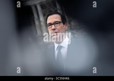13 marzo 2020, Washington, District of Columbia, USA: Il Segretario al Tesoro degli Stati Uniti Steven T. Mnuchin parla ai membri dei media a seguito di un'intervista televisiva fuori dalla Casa Bianca a Washington D.C., negli Stati Uniti, venerdì 13 marzo 2020. (Immagine di credito: © Stefani Reynolds/CNP tramite filo ZUMA) Foto Stock