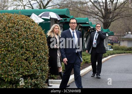 13 marzo 2020, Washington, District of Columbia, USA: Il Segretario al Tesoro degli Stati Uniti Steven T. Mnuchin cammina verso i membri dei media a seguito di un'intervista televisiva fuori dalla Casa Bianca a Washington D.C., negli Stati Uniti, venerdì 13 marzo 2020. (Immagine di credito: © Stefani Reynolds/CNP tramite filo ZUMA) Foto Stock
