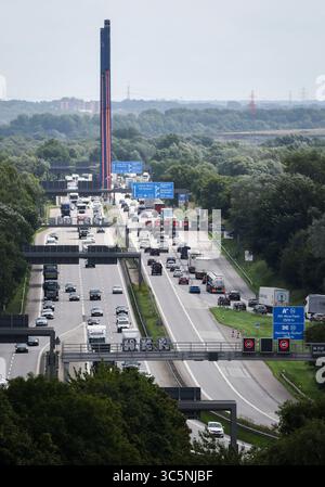 Amburgo, Germania. 30 luglio 2025. Il traffico scorre lentamente sull'autostrada A1 sul ponte Norderelb tra lo svincolo Norderelbe e lo svincolo Amburgo-Südost. Credito: Christian Charisius/dpa/Alamy Live News Foto Stock