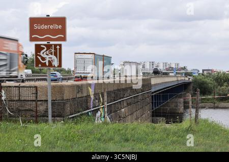 Amburgo, Germania. 30 luglio 2025. Il traffico scorre sull'autostrada A1 oltre il ponte Süderelb. Credito: Christian Charisius/dpa/Alamy Live News Foto Stock