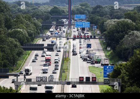 Amburgo, Germania. 30 luglio 2025. Il traffico scorre lentamente sull'autostrada A1 sul ponte Norderelb tra lo svincolo Norderelbe e lo svincolo Amburgo-Südost. Credito: Christian Charisius/dpa/Alamy Live News Foto Stock