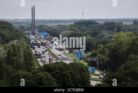 Amburgo, Germania. 30 luglio 2025. Il traffico scorre lentamente sull'autostrada A1 sul ponte Norderelb tra lo svincolo Norderelbe e lo svincolo Amburgo-Südost. Credito: Christian Charisius/dpa/Alamy Live News Foto Stock
