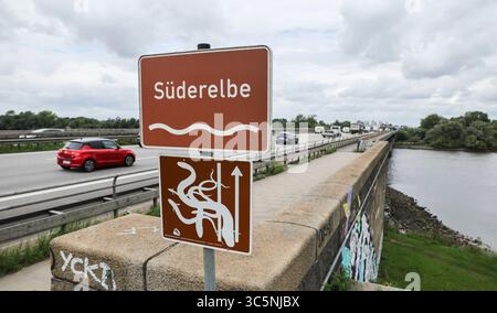 Amburgo, Germania. 30 luglio 2025. Il traffico scorre sull'autostrada A1 oltre il ponte Süderelb. Credito: Christian Charisius/dpa/Alamy Live News Foto Stock