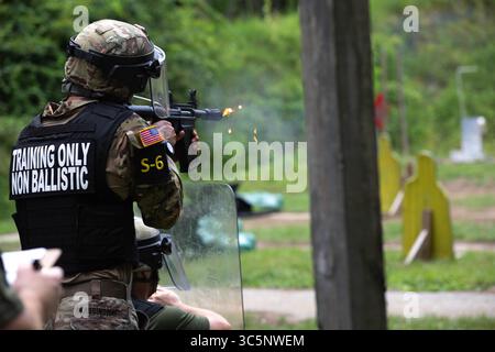 13 luglio 2025 - Glen Arm, Maryland, USA - SPC dell'esercito americano. Canyon Blassingame, un fanteria del 163rd Combined Arms Battalion delle guardie nazionali del Montana, spara un fucile M500 durante la National Guard Best Warrior Competition del 2025, 14 luglio 2025, alla Blum Military Reservation, Maryland. La Army National Guards 2025 National Best Warrior Competition, organizzata dalla Maryland National Guard, è un evento annuale che riunisce soldati e sottufficiali provenienti da sette regioni degli Stati Uniti. I concorrenti devono affrontare una serie impegnativa di sfide fisiche e mentali progettate per testare i loro ex militari Foto Stock