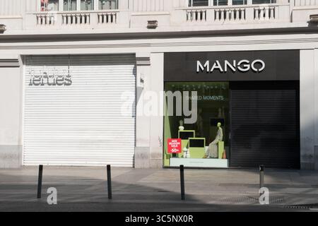 15 marzo 2020, Madrid, MADRID, SPAGNA: Lefties and Mango Shop durante la costruzione durante il secondo giorno dopo che il governo ha dichiarato lo stato di allarme in Spagna e ha raccomandato alle persone di rimanere a casa per combattere il coronavirus COVID-19 il 15 marzo 2020 a Madrid, Spagna (immagine di credito: © Joaquin Corchero/AFP7 via ZUMA Wire) Foto Stock