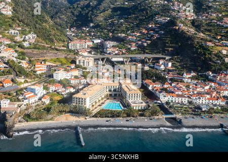 Vista aerea del villaggio di Santa Cruz sull'isola portoghese di Madeira. Foto Stock