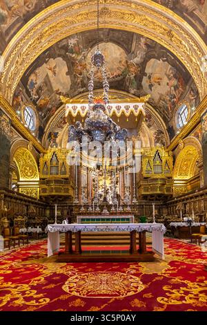 La Valletta, Malta - 21 giugno 2021: Altare maggiore della Concattedrale di San Giovanni riccamente decorata con sculture d'oro e religiose. Foto Stock