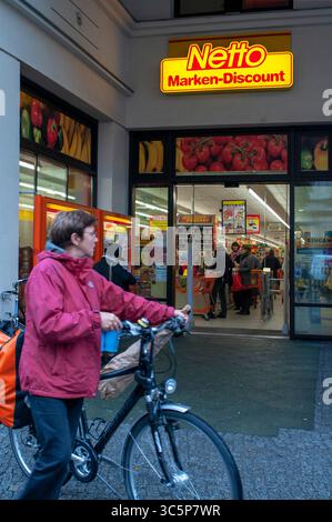 27 settembre 2010, Berlino, Brandeburgo, Germania: Sconto netto Supermarkt nel distretto di Kreuzberg Berlino Germania (immagine di credito: © Sergi ReboredoZUMA Wire) Foto Stock