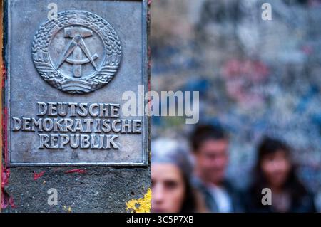 27 settembre 2010, Berlino, Brandeburgo, Germania: Pezzo di muro e insegna della Deutsche Demokratische Republik Friedrichstrasse Berlino Germania (immagine di credito: © Sergi ReboredoZUMA Wire) Foto Stock