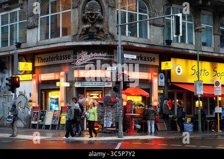27 settembre 2010, Berlino, Brandeburgo, Germania: Eckhaus FriedrichstraÃŸe, KochstraÃŸe, Kreuzberg, Friedrichshain-Kreuzberg, Berlin, Deutschland (immagine di credito: © Sergi ReboredoZUMA Wire) Foto Stock