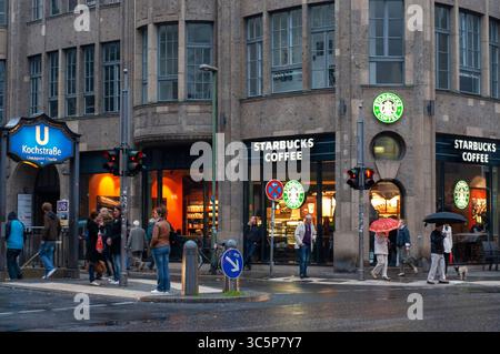 27 settembre 2010, Berlino, Brandeburgo, Germania: Starbucks Coffee Shop presso Checkpoint Charlie; Berlino, Germania (immagine di credito: © Sergi ReboredoZUMA Wire) Foto Stock