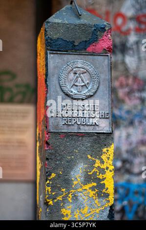 27 settembre 2010, Berlino, Brandeburgo, Germania: Pezzo di muro e insegna della Deutsche Demokratische Republik Friedrichstrasse Berlino Germania (immagine di credito: © Sergi ReboredoZUMA Wire) Foto Stock