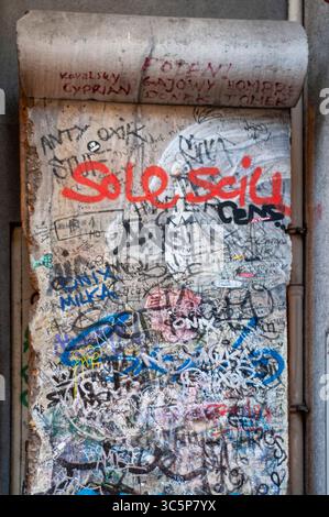 27 settembre 2010, Berlino, Brandeburgo, Germania: Pezzo di muro e insegna della Deutsche Demokratische Republik Friedrichstrasse Berlino Germania (immagine di credito: © Sergi ReboredoZUMA Wire) Foto Stock