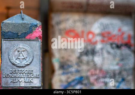 27 settembre 2010, Berlino, Brandeburgo, Germania: Pezzo di muro e insegna della Deutsche Demokratische Republik Friedrichstrasse Berlino Germania (immagine di credito: © Sergi ReboredoZUMA Wire) Foto Stock
