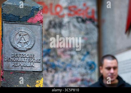 27 settembre 2010, Berlino, Brandeburgo, Germania: Pezzo di muro e insegna della Deutsche Demokratische Republik Friedrichstrasse Berlino Germania (immagine di credito: © Sergi ReboredoZUMA Wire) Foto Stock