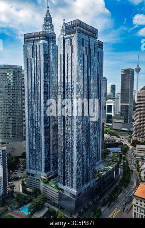 Kuala Lumpur, Malesia luglio 30 2025 skyline di Kuala Lumpur con grattacieli di vetro e le iconiche torri Petronas alla luce del giorno. Foto Stock