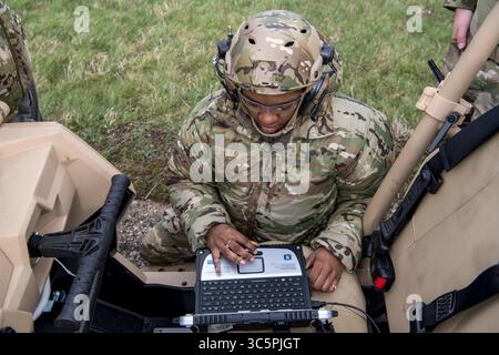 10 marzo 2020 - RAF Sculthorpe Training Range, Norfolk, Regno Unito - Un tecnico dei sistemi di trasmissione a radiofrequenza dell'Air Force, assegnato al 24th Special Operations Wing Supporting Special Tactics Operations, assicura la connettività dell'unità di comunicazione schierabile sul campo MOJO ad altri utenti durante l'esercitazione Valiant Liberty presso RAF Sculthorpe Training Range, Regno Unito, 10 marzo 2020. Special Tactics è la forza tattica di integrazione aerea e terrestre dello United States Special Operations Command e l'unica forza di terra per operazioni speciali dell'Air Force. Valiant Liberty è un'agile exe di combattimento per l'impiego Foto Stock