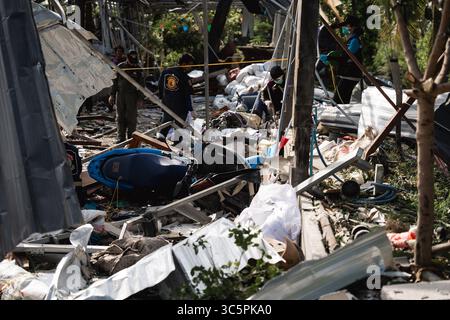 Ban Pho, Thailandia. 30 luglio 2025. I detriti provenienti da una struttura collassata vengono visti sparsi attraverso il sito dell'esplosione dopo l'incidente. Una potente esplosione ha fatto irruzione in una casa a Ban Pho, dove i fuochi d'artificio venivano assemblati. L'esplosione uccise almeno nove persone, tutte ritenute donne, e ne ferì altre due. Anche le case vicine sono state danneggiate nell'incidente. Credito: SOPA Images Limited/Alamy Live News Foto Stock