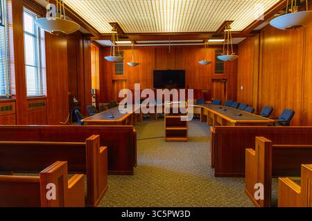 Una vista interna funzionale e professionale di una tipica sala riunioni e conferenze per non udenti Foto Stock