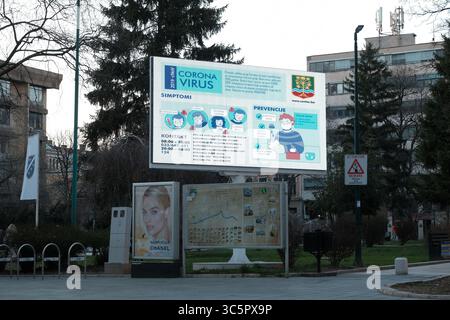 18 marzo 2020 - Sarajevo, Bosnia ed Erzegovina - un cartellone elettronico nel centro di Sarajevo mostra informazioni sui sintomi e sulla prevenzione del Coronavirus. A partire da venerdì 20 marzo, sono stati confermati 90 casi di Coronavirus in Bosnia-Erzegovina, di cui 3 nel cantone di Sarajevo. (Immagine di credito: © Nick St.Oegger/ZUMA Wire/ZUMAPRESS.com) Foto Stock