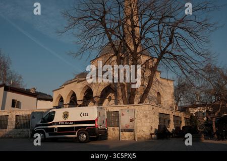20 marzo 2020 - Sarajevo, Bosnia ed Erzegovina - manifestanti a Tirana. Sarajevo adotta misure per controllare l'epidemia di Coronavirus man mano che aumenta il numero di casi in Bosnia. (Immagine di credito: © Nick St.Oegger/ZUMA Wire/ZUMAPRESS.com) Foto Stock