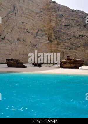 Vista ravvicinata dell'iconico relitto a Navagio Beach sull'isola di Zante, in Grecia, un famoso punto di riferimento per i viaggi nel Mediterraneo. Foto Stock