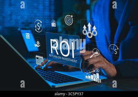 Analisi del ROI e dei concetti di strategia aziendale. Uomo d'affari che lavora su un notebook con varie icone digitali che rappresentano il ROI, le strategie finanziarie, Foto Stock