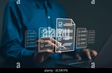 Uomo d'affari che firma un documento elettronico su tablet digitale blocco note virtuale su schermo virtuale. Firma elettronica, firma elettronica, gestione dei documenti, senza carta Foto Stock