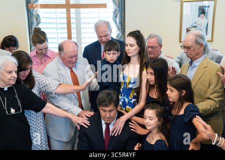 Charleston, Stati Uniti d'America. 30 luglio 2025. Charleston, Stati Uniti d'America. 30 luglio 2025. I sostenitori eseguono la posa delle mani all'architetto del progetto 2025 Paul Dans, centro, durante una colazione di preghiera presso la chiesa anglicana di St. Michael, il 30 luglio 2025 a Charleston, Carolina del Sud. Dans ha annunciato che si candiderà per spodestare il senatore repubblicano Lyndsey Graham credito: Richard Ellis/Richard Ellis/Alamy Live News Foto Stock