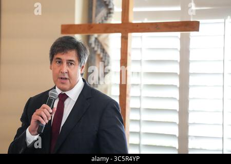 Charleston, Stati Uniti d'America. 30 luglio 2025. Charleston, Stati Uniti d'America. 30 luglio 2025. Progetto 2025 l'architetto Paul Dans, in piedi di fronte a una croce, pronuncia le sue osservazioni durante una colazione di preghiera presso la chiesa anglicana di St. Michael, il 30 luglio 2025 a Charleston, South Carolina. Dans ha annunciato che si candiderà per spodestare il senatore repubblicano Lyndsey Graham credito: Richard Ellis/Richard Ellis/Alamy Live News Foto Stock