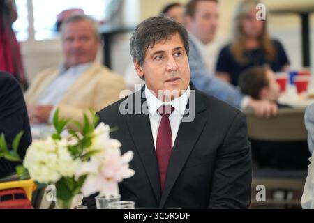 Charleston, Stati Uniti d'America. 30 luglio 2025. Charleston, Stati Uniti d'America. 30 luglio 2025. Progetto 2025 l'architetto Paul Dans, ascolta l'oratore durante una colazione di preghiera presso la chiesa anglicana di St. Michael, il 30 luglio 2025 a Charleston, Carolina del Sud. Dans ha annunciato che si candiderà per spodestare il senatore repubblicano Lyndsey Graham credito: Richard Ellis/Richard Ellis/Alamy Live News Foto Stock