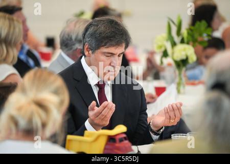 Charleston, Stati Uniti d'America. 30 luglio 2025. Charleston, Stati Uniti d'America. 30 luglio 2025. Progetto 2025 l'architetto Paul Dans, partecipa a una preghiera durante un evento di colazione presso la chiesa anglicana di St. Michael, il 30 luglio 2025 a Charleston, Carolina del Sud. Dans ha annunciato che si candiderà per spodestare il senatore repubblicano Lyndsey Graham credito: Richard Ellis/Richard Ellis/Alamy Live News Foto Stock