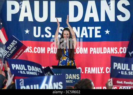 Charleston, Stati Uniti d'America. 30 luglio 2025. Charleston, Stati Uniti d'America. 30 luglio 2025. La celebrità guru del fitness Mary Helen Bowers, presenta suo marito, l'architetto Project 2025 Paul Dans, durante un evento che annuncia la sua candidatura all'Old Exchange Building, il 30 luglio 2025 a Charleston, South Carolina. Dans ha annunciato che si candiderà per spodestare il senatore repubblicano Lyndsey Graham credito: Richard Ellis/Richard Ellis/Alamy Live News Foto Stock