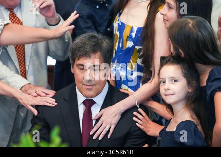 Charleston, Stati Uniti d'America. 30 luglio 2025. Charleston, Stati Uniti d'America. 30 luglio 2025. I sostenitori eseguono la posa delle mani all'architetto del progetto 2025 Paul Dans, centro, durante una colazione di preghiera presso la chiesa anglicana di St. Michael, il 30 luglio 2025 a Charleston, Carolina del Sud. Dans ha annunciato che si candiderà per spodestare il senatore repubblicano Lyndsey Graham credito: Richard Ellis/Richard Ellis/Alamy Live News Foto Stock