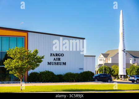 Fargo, North Dakota, Stati Uniti d'America - 1 luglio 2025: Museo dell'aviazione di Fargo, mostre ed edifici Foto Stock