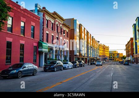 Fargo, North Dakota, Stati Uniti - 1 luglio 2025: Vivace paesaggio urbano al tramonto nel centro di Fargo Foto Stock