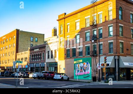 Fargo, North Dakota, Stati Uniti - 1 luglio 2025: Vivace paesaggio urbano al tramonto nel centro di Fargo Foto Stock